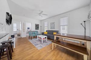 ein Wohnzimmer mit Sofa und Tisch in der Unterkunft 36 Meadow View in Cherry Valley
