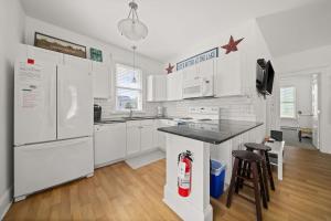 eine Küche mit weißen Geräten und weißen Schränken in der Unterkunft 36 Meadow View in Cherry Valley