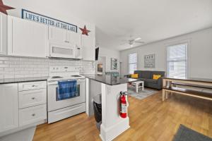 eine Küche mit weißen Geräten und ein Wohnzimmer in der Unterkunft 36 Meadow View in Cherry Valley + 87 Fotos