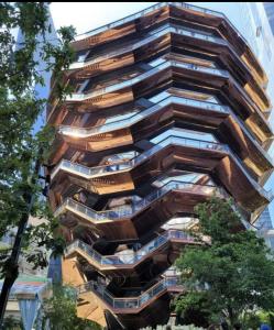 Un edificio alto con balcones a los lados. en Moderno 1BR - Parking - 15 min NYC, en Jersey City