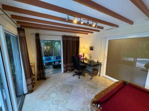 Χώρος καθιστικού στο Tropical Dream Heated Pool House +24 φωτογραφίες