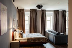 a bedroom with a bed and a couch at Ferienwohnung Alte Münze mit Parkplatz in Zwickau