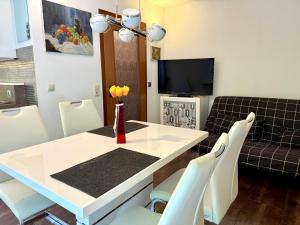 TV a/nebo společenská místnost v ubytování Wunderschönes 2 Zimmer Apartment Zentrum Goldstadt