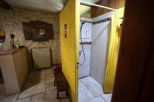 Koupelna v ubytování Le Grangé + 29 fotografií