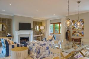 Una sala de estar con un sofá y una chimenea. en Charming Coastal Townhouse at The Majestic, en Ciudad del Cabo
