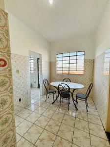 a dining room with a table and chairs at Apartamento mobiliado em Contagem - 2 quartos in Contagem