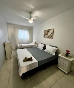 una camera da letto con un letto con un cappello sopra di UNU Santo Antônio Além do Carmo - Amplo, varanda + a Salvador
