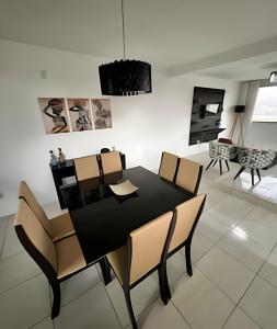 una sala da pranzo con tavolo e sedie neri di UNU Santo Antônio Além do Carmo - Amplo, varanda + a Salvador Altre 21 foto