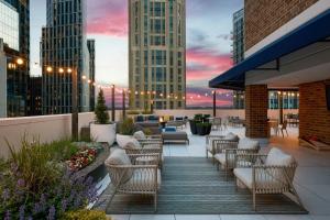 een dakterras met stoelen en tafels in een gebouw bij Residence Inn Bethesda Downtown in Bethesda