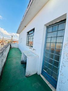 a bench sitting on the side of a building at Apartamento mobiliado em Contagem - 2 quartos in Contagem