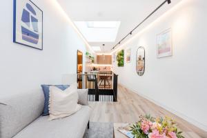 una sala de estar con un sofá y una mesa en Modern 1 bed House in Kensington High St, en Londres
