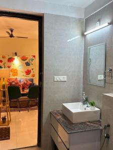 Habitación con baño con lavabo y mesa. en RS Stays, en Noida