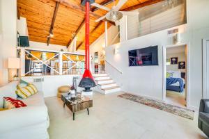 Posezení v ubytování Game Room and Fire Pit Retreat on Cedar Creek Lake!