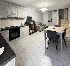 a kitchen and living room with a table and chairs at Casa di Chiara in SantʼAgapito
