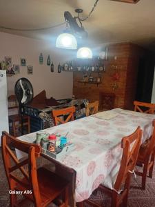 una sala da pranzo con tavolo e sedie e una sala da pranzo di Dulce Hogar Trelew a Trelew