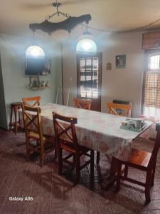 un tavolo da pranzo con sedie e un grande tavolo di Dulce Hogar Trelew a Trelew