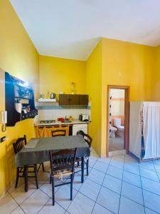 ジャルディーニ・ナクソスにあるLina Houseの黄色の壁のキッチン(テーブル、椅子付) +12枚の写真