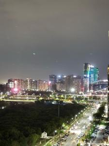 un perfil urbano por la noche con coches en una autopista en RS Stays, en Noida