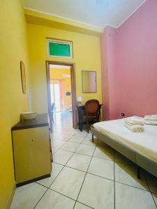 ジャルディーニ・ナクソスにあるLina Houseのベッドルーム1室(ベッド1台付)