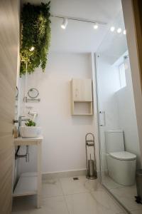 ein weißes Badezimmer mit Toilette und Waschbecken in der Unterkunft Vila AMAZON in Dubova
