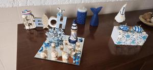 a table topped with blue and white figurines and vases at Gomes & Fortunato House in Casais Brancos