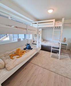 Un dormitorio con dos literas y una escalera. en Åros Modern Apartment, en Kristiansand