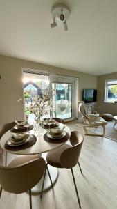 Un comedor con una mesa y sillas en una habitación. en Åros Modern Apartment, en Kristiansand