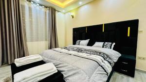 Postel nebo postele na pokoji v ubytování Lake view Signature Home Munyonyo