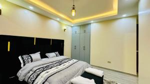Postel nebo postele na pokoji v ubytování Lake view Signature Home Munyonyo