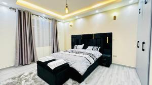 Postel nebo postele na pokoji v ubytování Lake view Signature Home Munyonyo