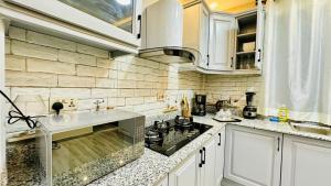 Kuchyň nebo kuchyňský kout v ubytování Lake view Signature Home Munyonyo