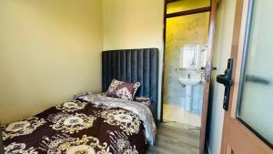 Postel nebo postele na pokoji v ubytování Lake view Signature Home Munyonyo