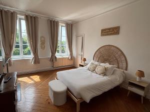 Postel nebo postele na pokoji v ubytování Le Manoir de Conteville