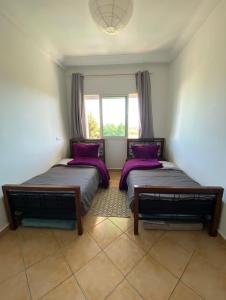 twee bedden in een kamer met een raam bij Appartement Riviera in Cabo Negro +9 foto's