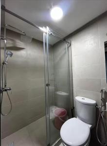 een badkamer met toilet en glazen douche bij Appartement Riviera in Cabo Negro