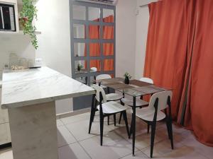 eine Küche mit Tisch und Stühlen in einem Zimmer in der Unterkunft Vivienda completa 2 plantas, y privada con acceso controlado in Hermosillo + 25 Fotos