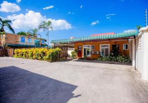 ダル・エス・サラームにあるKAYS LODGEの路上緑屋根の黄色い建物