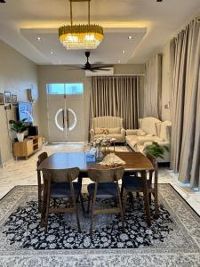 Khu vực ghế ngồi tại D'Sawah Homestay' +19 ảnh