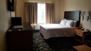 Postel nebo postele na pokoji v ubytování Grand View Inn & Suites