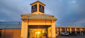 Un edificio con una torre de reloj en la parte superior. en Riviera Inn And Suites 1000 Islands, en Gananoque