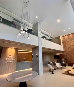 a lobby with a table and chairs at UNU 1108 Beach Class Ondina: Vista Mar, Piscina e+ in Salvador