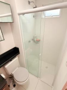 un baño con ducha y WC en Exclusivity in Itajaí Port with Wi-Fi and Jacuzzi, en Itajaí