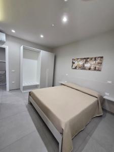 Un dormitorio con una cama grande en una habitación. en Vulcano Apartments, en Cirò Marina
