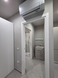 Habitación con baño y ventilador de techo. en Vulcano Apartments, en Cirò Marina