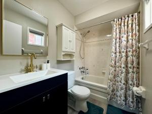 Ванная комната в 4 Bedroom Family Home Close To Pickering Casino +18 фотографий