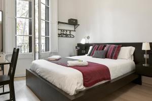 una camera da letto con un grande letto con due asciugamani di BruStar Gotic-Centric a Barcellona