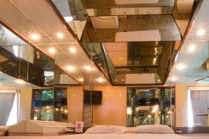 Habitación con cama y algunas luces en el techo en Motel Comodoro (Adult Only) en Río de Janeiro