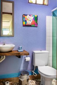 ein Badezimmer mit einer weißen Toilette und einem Waschbecken in der Unterkunft Perequê Vilarejo Ilhabela in Ilhabela + 31 Fotos
