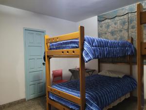 特鲁希略BACKPaCKERS & BACKPaCKERS的有两张双层床和一扇门的卧室