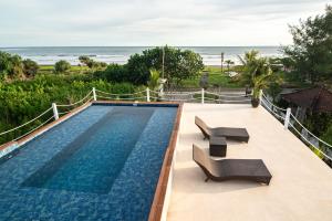 una piscina con vista al mar en Trika Surfcamp Bali, en Airsatang